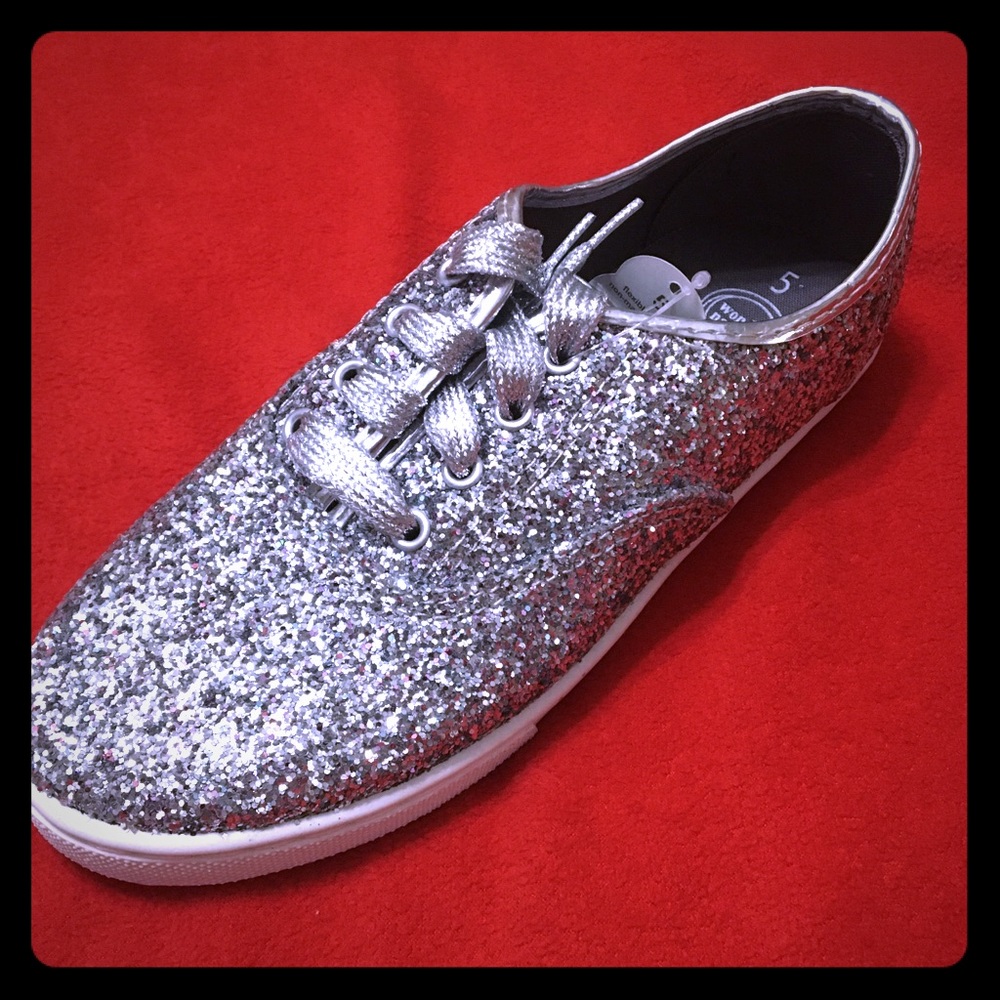 Silver sparkles sneaker